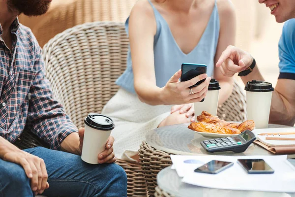 Gruppe Von Mitarbeitern Genießt Kaffeepause Cafeteria Und Diskutiert Lustiges Bild — Stockfoto