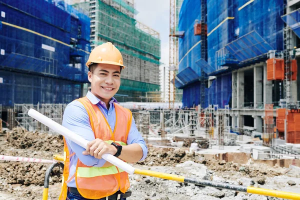 Portret Van Vrolijke Zelfverzekerde Jonge Vietnamese Ingenieur Bouwplaats Met Boekrol — Stockfoto