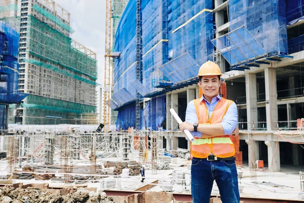 Retrato Engenheiro Profissional Positivo Colete Laranja Brilhante Hardhat Edifício Construção — Fotografia de Stock