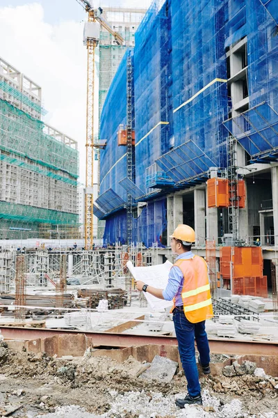 Engenheiro Civil Verificando Planta Edifício Trabalhar Novo Projeto Canteiro Obras — Fotografia de Stock