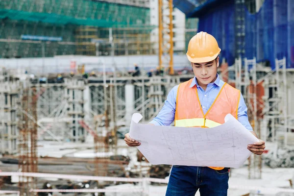 Engenheiro Civil Asiático Profissional Sério Examinando Plano Construção Área Trabalho — Fotografia de Stock