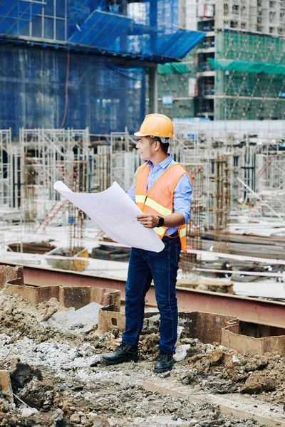 Ingénieur Asiatique Positif Portant Gilet Orange Vif Casque Dur Lorsque — Photo