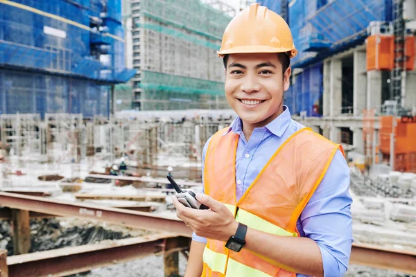 Porträt Eines Fröhlichen Vietnamesischen Bauingenieurs Der Mit Tragbarem Funkgerät Steht — Stockfoto