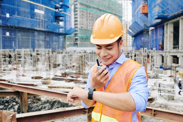 Sonriente Contratista Asiático Comprobando Tiempo Reloj Pulsera Cuando Habla Con — Foto de Stock