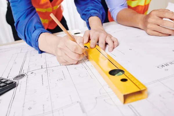 Close Beeld Van Professionele Ingenieur Met Behulp Van Bouwniveau Bij — Stockfoto