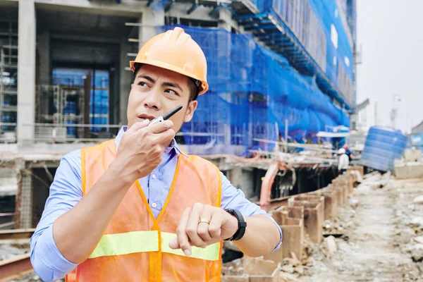 Retrato Carrancudo Empreiteiro Sério Falando Walkie Talkie Quando Local Construção — Fotografia de Stock