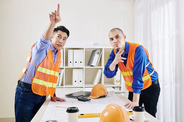 Équipe Multiethnique Ingénieurs Construction Penchés Sur Table Avec Plan Construction — Photo