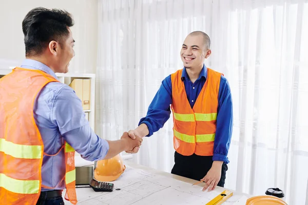 Vrolijke Latijnse Bouwkundig Ingenieur Schudden Hand Van Zijn Vietnamese Collega — Stockfoto