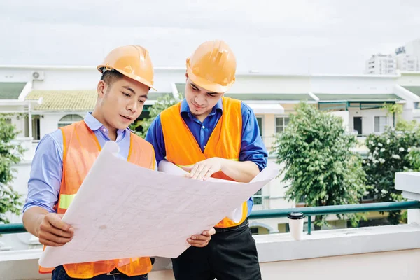 Engenheiro Vietnamita Discutindo Projeto Construção Com Empreiteiro Quando Eles Estão — Fotografia de Stock