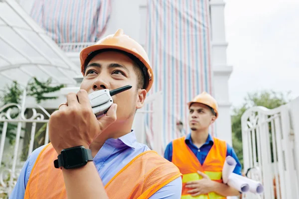 Contratista Asiático Serio Que Controla Trabajo Sitio Construcción Hablando Walkie — Foto de Stock