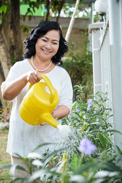 Asiática Mujer Mayor Pie Jardín Regar Las Plantas Regadera — Foto de Stock