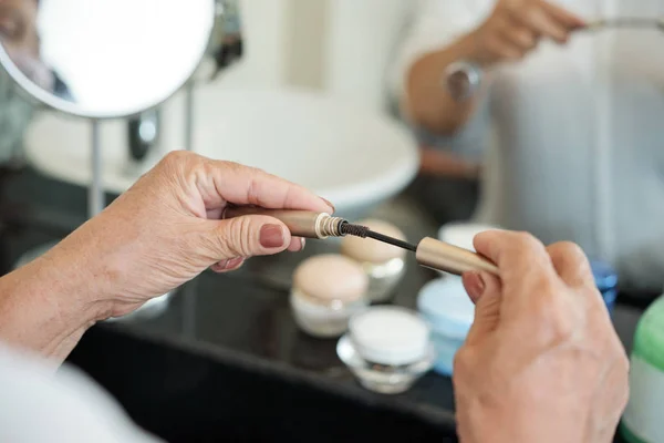 Close Mulher Idosa Segurando Rímel Ela Vai Aplicá Seus Olhos — Fotografia de Stock