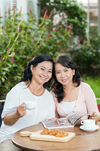 Portrait Happy Asian Mother Her Daughter Smiling Camera While Sitting — Stock Photo, Image