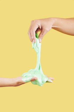 İnsan, arkadaşının elinden ev yapımı yeşil sümüğü alıp...