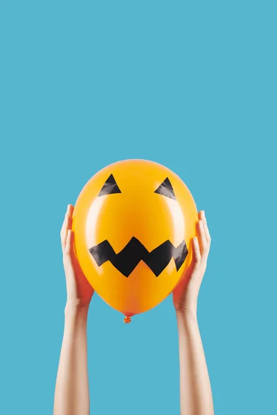 Osoba Držící Balón Děsivou Tváří Pro Halloweenskou Oslavu Oběma Rukama — Stock fotografie