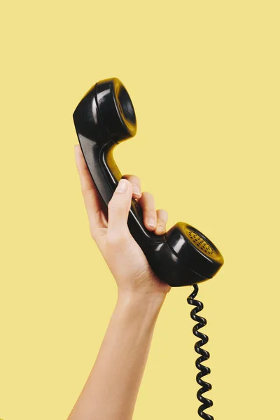 Mano Persona Que Sostiene Receptor Teléfono Negro — Foto de Stock
