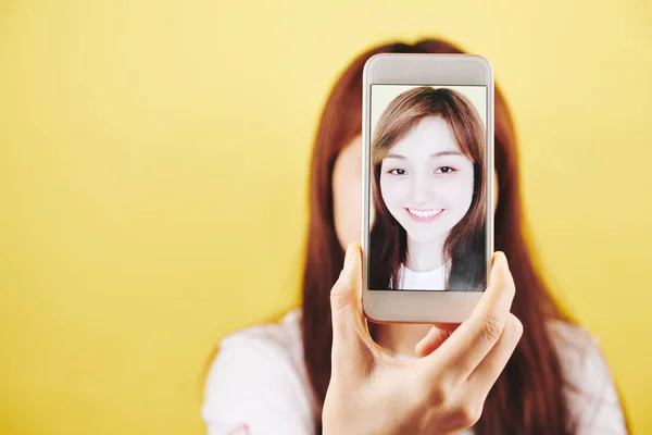 Twarz Uśmiechniętej Azjatki Ekranie Smartfona Robi Sobie Selfie — Zdjęcie stockowe