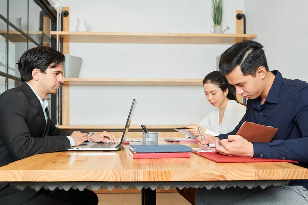 Gruppo Uomini Affari Seduti Tavola Che Lavorano Con Documenti Computer — Foto Stock