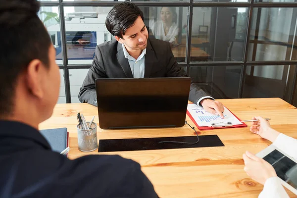 지도자가 테이블에 노트북 컴퓨터에 일하고 사무실에서 직원들을 회의를 있습니다 — 스톡 사진