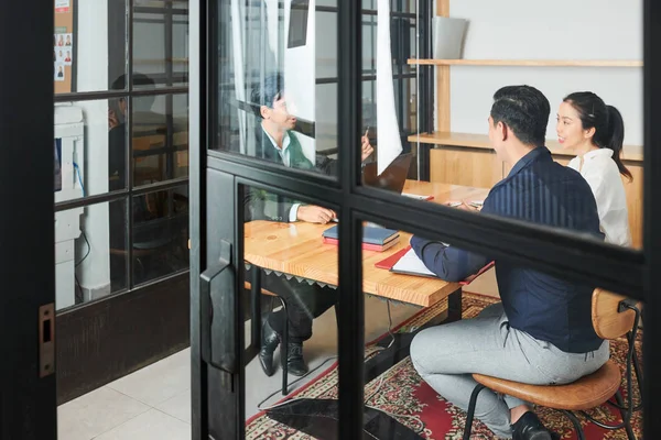 Uomini Affari Che Lavorano Discutono Team Durante Incontro Dietro Porta — Foto Stock