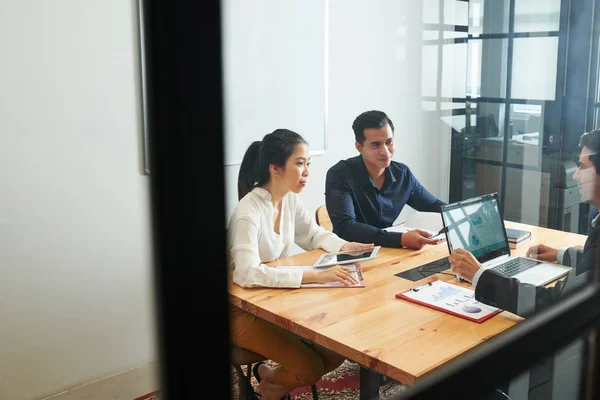 Junge Leute Sitzen Tisch Und Haben Eine Geschäftliche Beratung Mit — Stockfoto