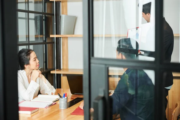 Jeune Homme Affaires Debout Présentant Son Rapport Financier Aux Associés — Photo