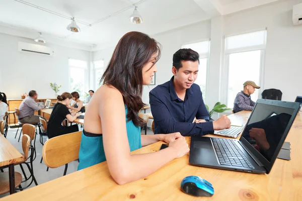 Unga Affärspartner Sitter Vid Bordet Och Tittar Online Presentation Laptop — Stockfoto