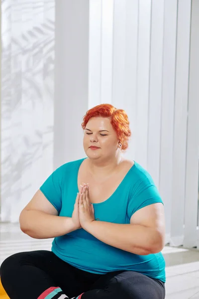 Sonriendo Mujer Joven Relajada Manteniendo Las Manos Gesto Namaste Meditar —  Fotos de Stock