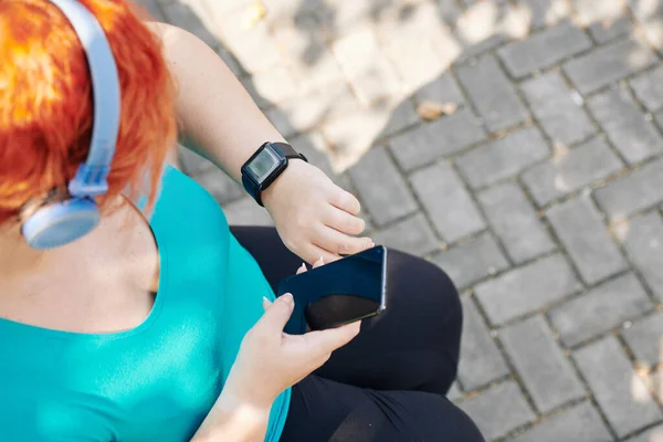 Aktiv Storlek Kvinna Kontrollera Hälsa Ansökan Hennes Smartwatch Och Synkronisering — Stockfoto