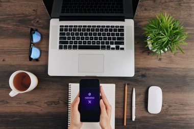 Freelancer, bilgisayarı bozulduğu için tamirci çağırmak için ev servisi uygulaması kullanıyor.