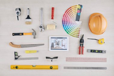 Etrafında oda, inşaat araçları, başlık ve renk paleti olan dijital tablet