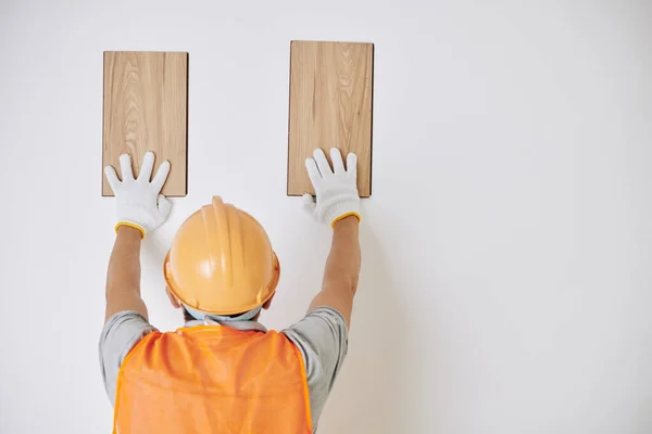 Byggare Hårdhatt Och Textil Handskar Väljer Vad Trä Plankor Att — Stockfoto