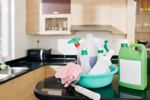 Bekken Met Diverse Reinigingssprays Wasmiddelen Een Groot Pakket Desinfecterende Middelen — Stockfoto