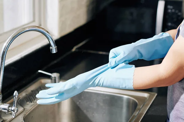 Gospodyni Domowa Zakładająca Gumowe Rękawiczki Przed Zmywaniem Naczyń Sprzątaniem Powierzchni — Zdjęcie stockowe