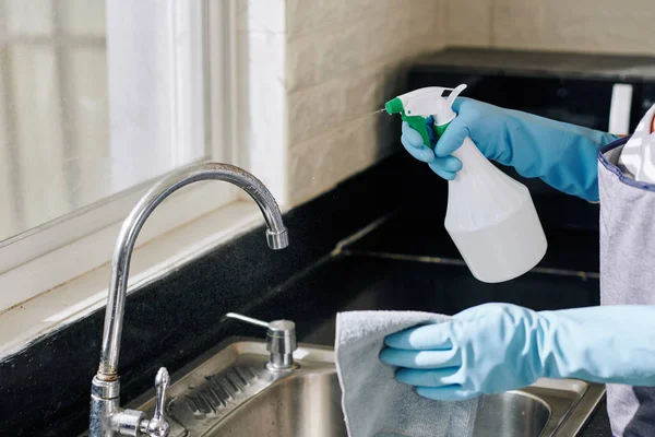 Hausfrau Versprüht Küchenarmatur Mit Reinigungsmittel Und Wischt Schmutz Und Flecken — Stockfoto