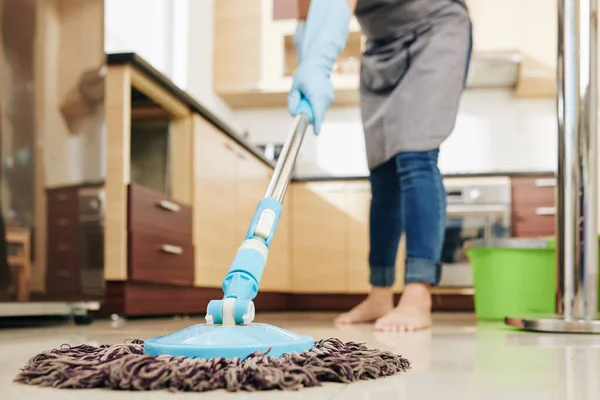 Hospodyně Těší Jarní Úklid Čištění Kuchyňské Podlahy Mop Selektivní Zaměření — Stock fotografie