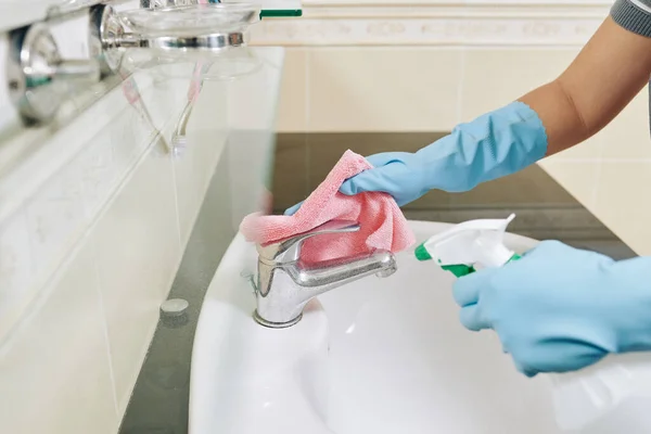 Hanımı Banyoda Yumuşak Bez Deterjanla Musluğu Silerken Lastik Eldiven Takıyor — Stok fotoğraf