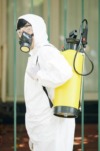 Retrato Técnico Asiático Terno Proteção Máscara Pulverização Produtos Químicos Voltar — Fotografia de Stock