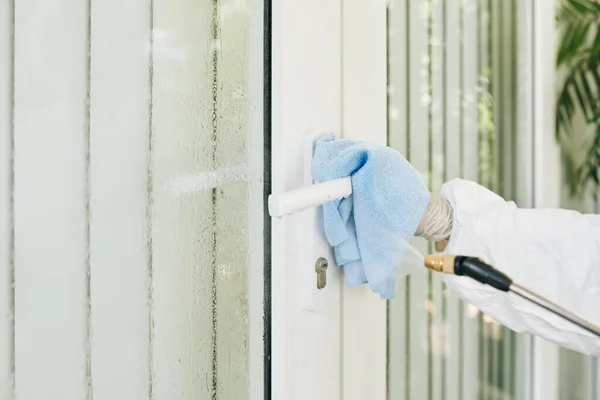 Trabajador Desinfectando Limpiando Manija Puerta Para Prevenir Propagación Virus Contagiosos — Foto de Stock