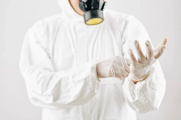 Travailleur Revêtant Une Combinaison Des Gants Protection Masque Avant Désinfecter — Photo