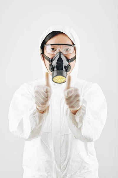 Retrato Hombre Asiático Serio Traje Hazmat Blanco Máscara Protectora Mostrando — Foto de Stock