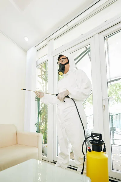 Trabajador Traje Materiales Peligrosos Desinfectando Casa Con Productos Químicos Para — Foto de Stock