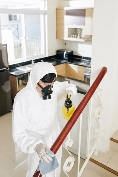 Trabajador Servicios Limpieza Traje Materiales Peligrosos Limpiando Superficies Casa Con — Foto de Stock
