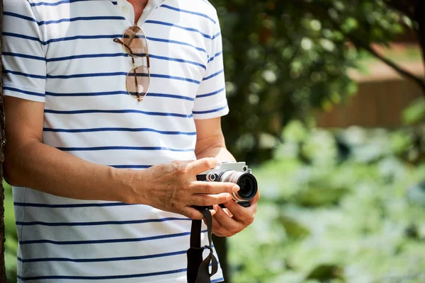 Image Recadrée Homme Âgé Shirt Rayé Prenant Des Photos Avec — Photo