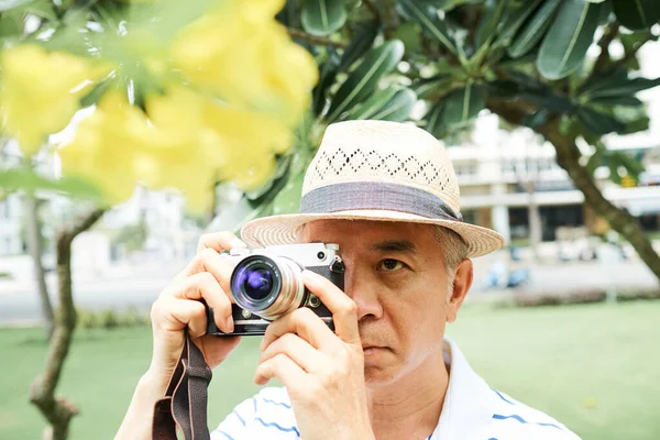 Senior Asiatisk Man Halmhatt Promenader Sommarparken Och Fotografera Vackra Träd — Stockfoto