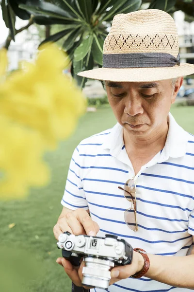 Poważny Starszy Chińczyk Sprawdzający Zdjęcia Które Zrobił Aparatem Cyfrowym — Zdjęcie stockowe