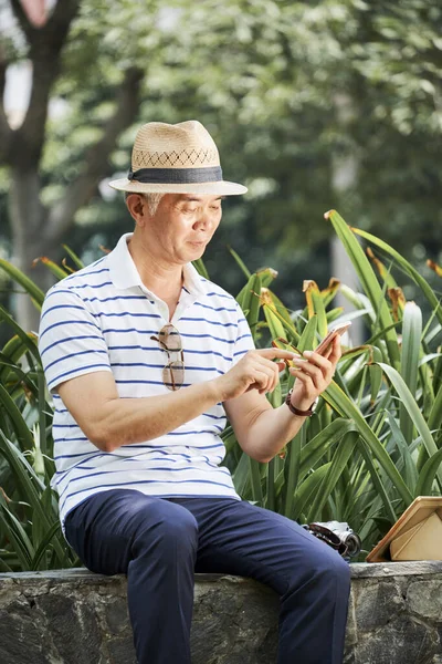 Senior Kinesisk Man Sitter Parken Och Skicka Sms Till Sina — Stockfoto