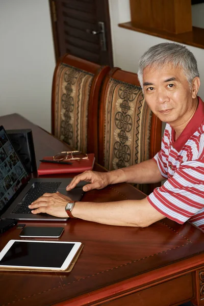 Äldre Kinesisk Man Arbetar Laptop Hemma Och Redigera Bilder Han — Stockfoto