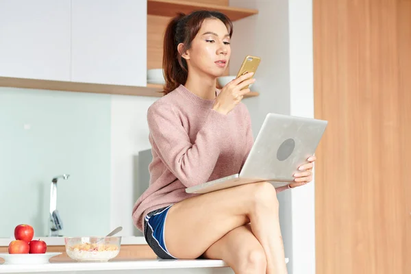 Genç Asyalı Güzel Bayan Mutfak Masasında Oturuyor Dizüstü Bilgisayarda Çalışıyor — Stok fotoğraf