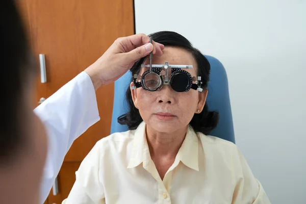 Doctor Usando Montura Lente Ensayo Óptico Ajustable Verificar Vista Mujer —  Fotos de Stock